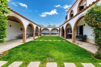Stunning 6 bed villa with heatable, fenced, pool, 650m to beach. 11362/AL