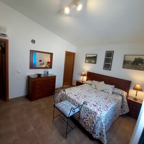 2 chambres, coffre-fort, fer et planche à repasser, lit de bébé portatif