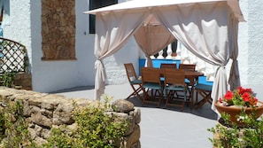 Outdoor dining - Casa Niperu in the countryside a few meters from the beaches of Cala Ginepro (Cala Liberotto)
