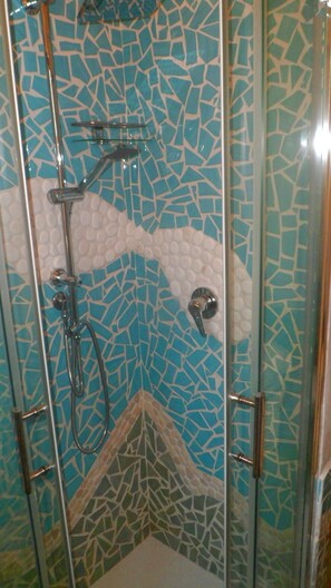 Ducha, secador de pelo, bidé y papel higiénico