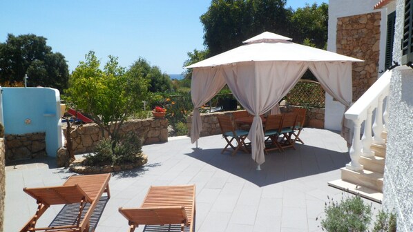 Outdoor dining - Casa Niperu in the countryside a few meters from the beaches of Cala Ginepro (Cala Liberotto)