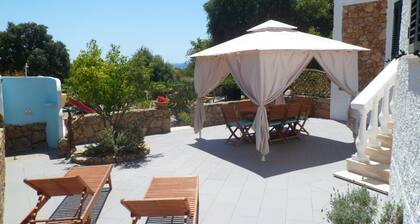 Casa Niperu maaseudulla muutaman metrin päässä Cala Ginepron rannoilta