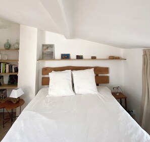 3 bedrooms, iron/ironing board, travel cot, free WiFi