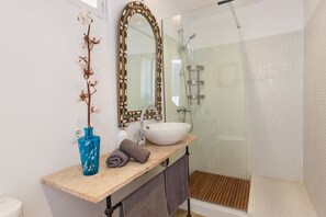 Een douche, een haardroger, handdoeken