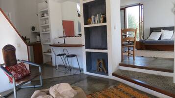 Een open haard, een dvd-speler, boeken en een muziekbibliotheek