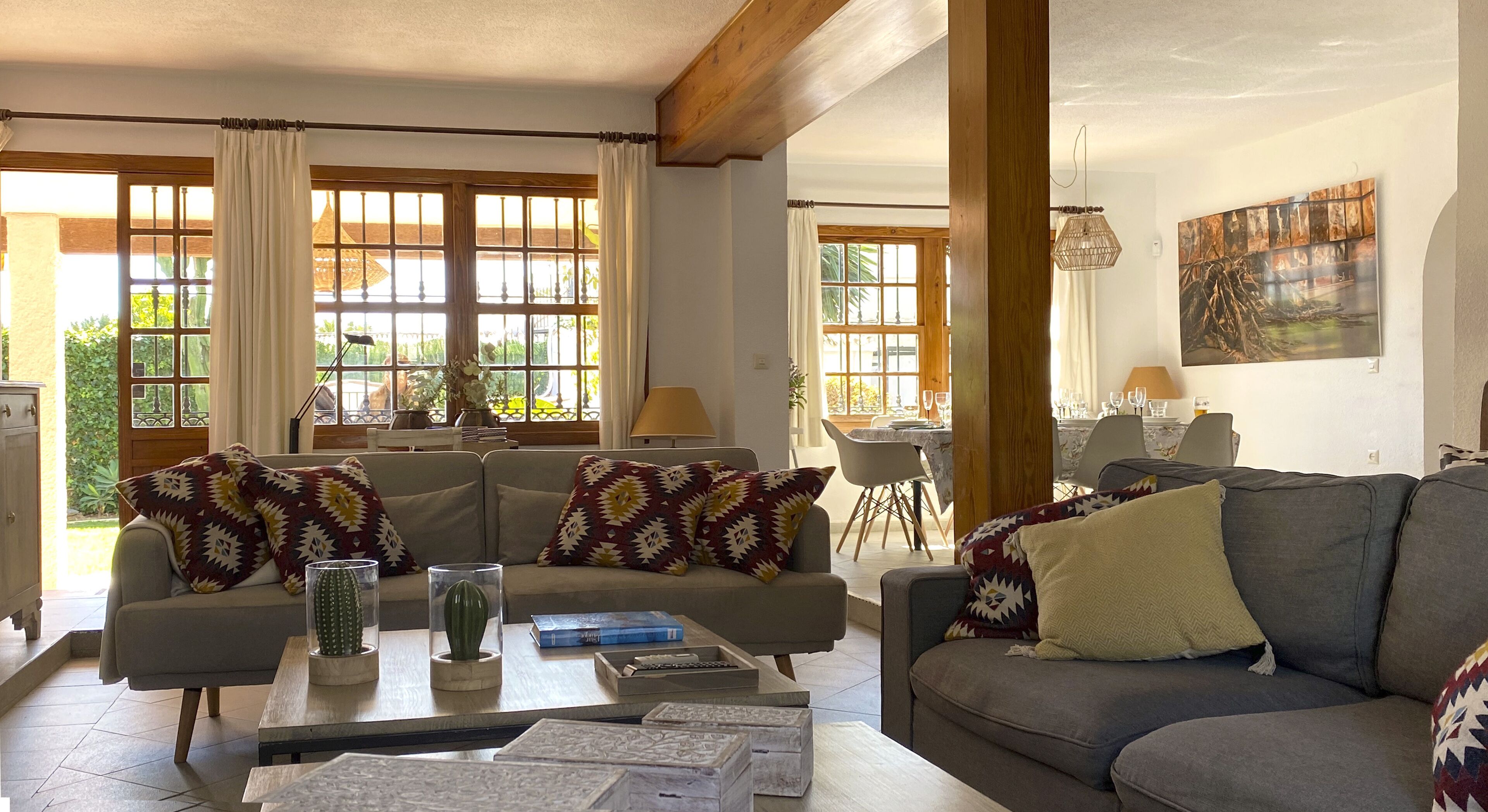 Een televisie, een open haard, een tafeltennistafel en boeken