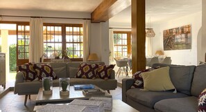 Televisión, chimenea, tenis de mesa y libros 