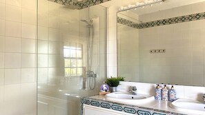 Shower, hair dryer, bidet, towels - Chalet in Puerto Marina, Benalmadena Costa. (Benalmádena)