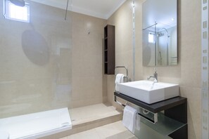 Baignoire, sèche-cheveux, serviettes fournies