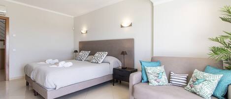 4 chambres, coffres-forts dans les chambres, fer et planche Ă repasser