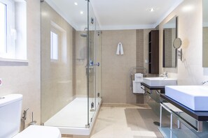 Badewanne, Haartrockner, Handtücher