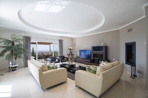 TV de tela plana, lareira