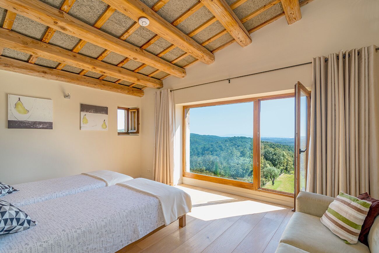 6 bedrooms, desk, iron/ironing board, travel crib