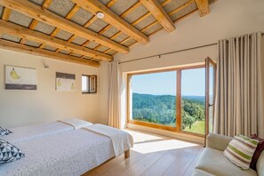 6 makuuhuonetta, työpöytä, silitysrauta/-lauta, vauvan matkasänky