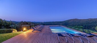 Bella casa de campo española ubicada en las colinas con hermosas vistas