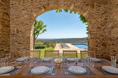 Gorgeous villa, sleeps 12, pool, tennis court, stunning views in the Costa Brava
