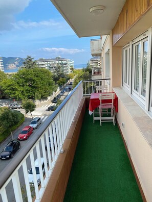 Outdoor dining - THE RESPIGOS LAREDO. APARTMENT ON 4TH FLOOR WITH SEA VIEWS WITHOUT ELEVATOR (laredo)