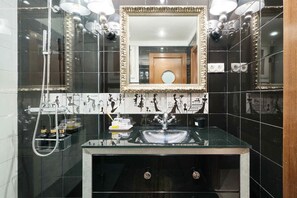 Shower, free toiletries, hair dryer, towels - THE RESPIGOS LAREDO. APARTMENT ON 4TH FLOOR WITH SEA VIEWS WITHOUT ELEVATOR (laredo)