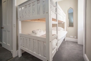 4 chambres, fer et planche à repasser, lit de bébé portatif