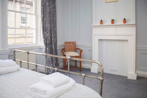 4 chambres, fer et planche à repasser, lit de bébé portatif