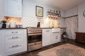 Kaffetrakter/tekoker, kjøleskap, mikrobølgeovn og ovn