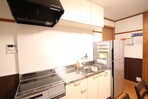 Réfrigérateur, micro-ondes, plaque de cuisson, bouilloire électrique