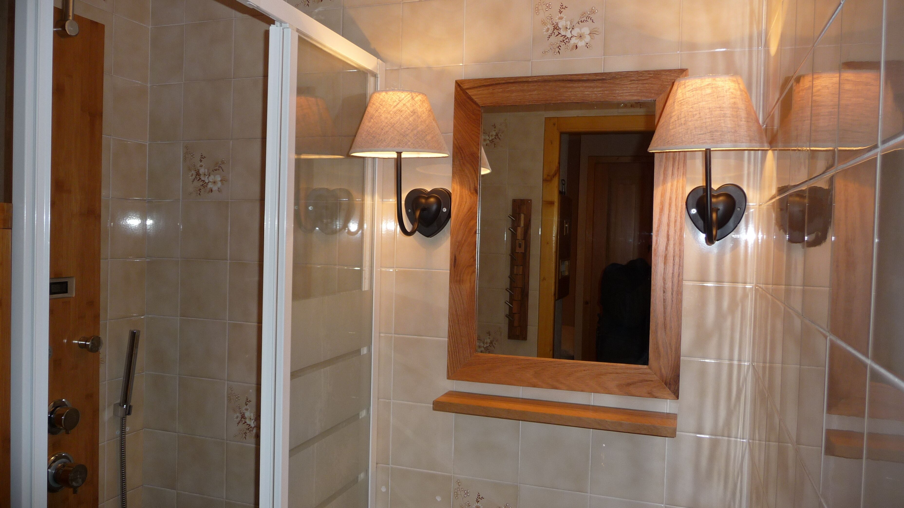 Een douche, een haardroger, toiletpapier