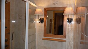 Douche, sèche-cheveux, papier toilette