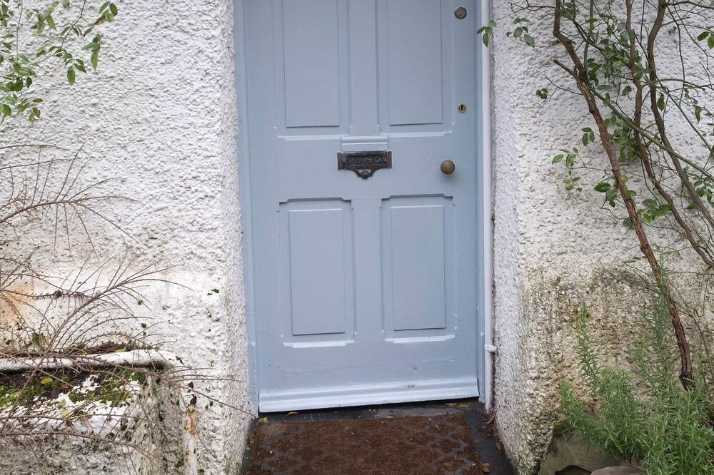 Bijou 17th Century Cottage