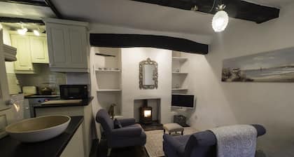 Bijou 17th Century Cottage