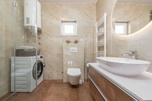 Dusj, hårføner og håndklær