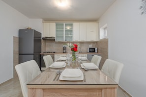 Frigorifero, microonde, forno, lavastoviglie