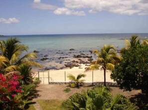 En la playa, camastros y toallas de playa 