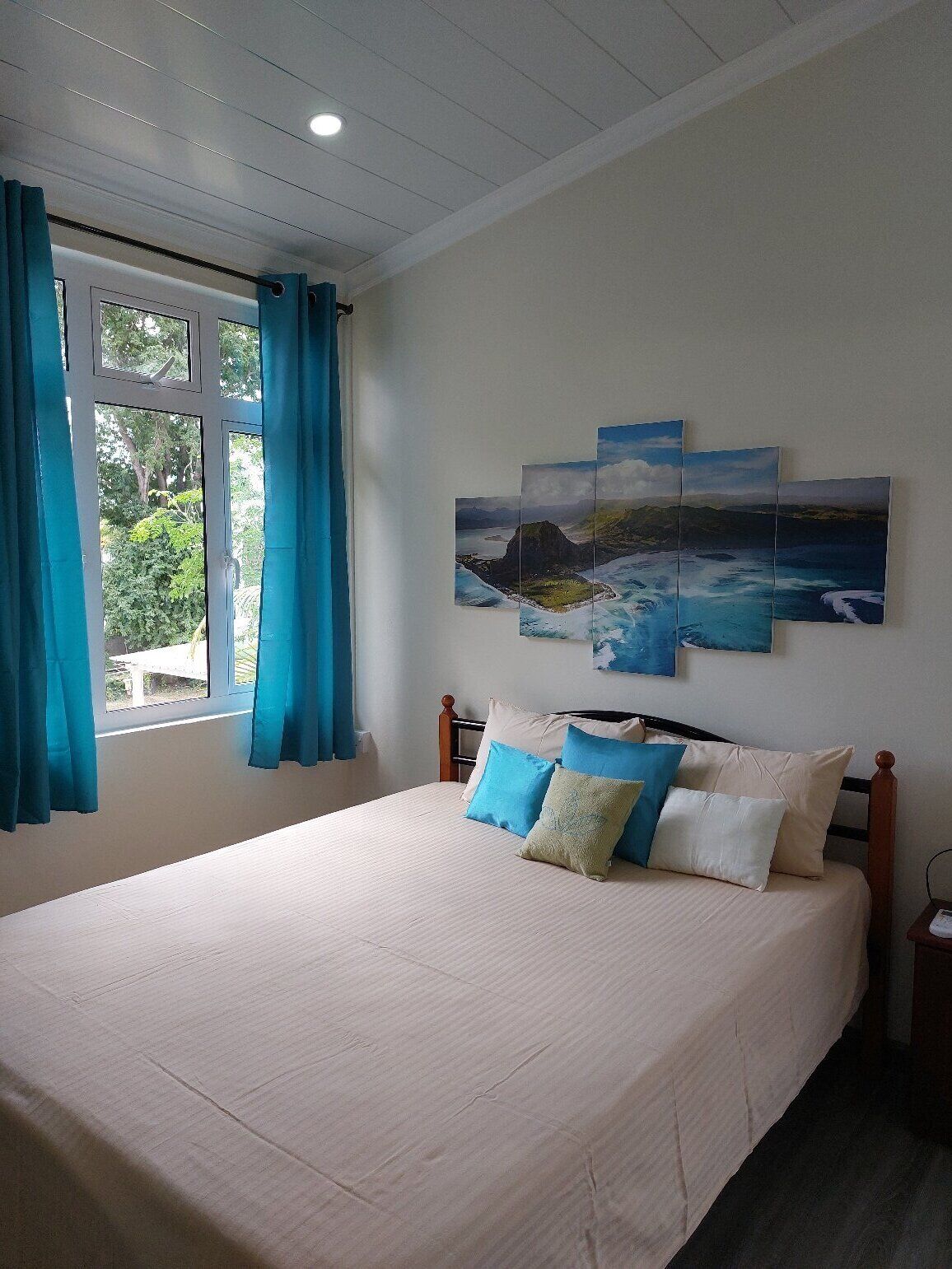 2 bedrooms, in-room safe, desk, iron/ironing board
