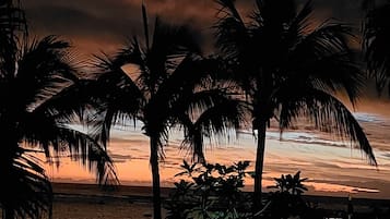 En la playa, camastros y toallas de playa