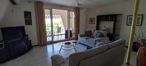 Smart-TV, DVD-Player, Bücher, Stereoanlage