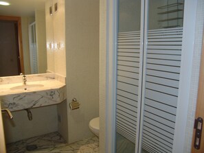 Combined shower/tub, hair dryer, bidet, towels