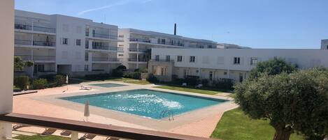 Alberca al aire libre y camastros