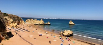 Luxury 2 bed apartment with swimming pool, WiFi, air con plus UK TV available