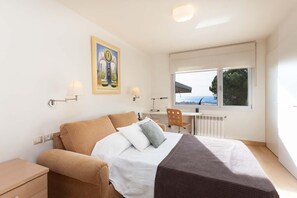 8 chambres, fer et planche à repasser, Wi-Fi