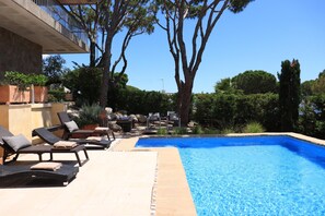 Piscine extérieure, chaises longues
