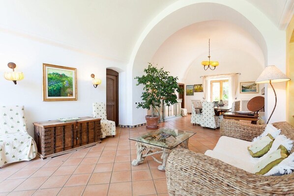 TV, fireplace - Villa Ciuffo with private pool (Massa Lubrense)