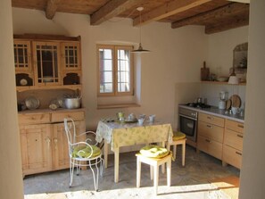 Fridge, oven, stovetop, coffee/tea maker - Vila Flori Peaceful House , Natural Protected Area, Near the Sea (Koper)