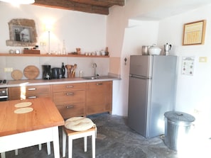 Réfrigérateur, four, plaque de cuisson, cafetiÚre/bouilloire