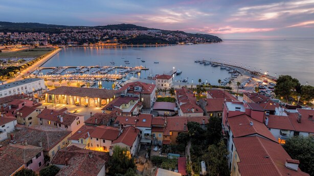 Une ville côtière dotée d’un port de plaisance, de bâtiments historiques et d’une promenade en bord de mer.