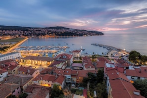 A coastal town with a marina, historic buildings, and a waterfront promenade. - Tuscan-Style Stone Hideaway Peaceful Rural Retreat near the Coast (Koper)