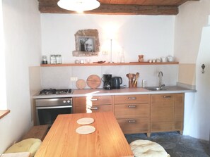 Fridge, oven, stovetop, coffee/tea maker - Vila Flori Peaceful House , Natural Protected Area, Near the Sea (Koper)