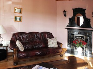 スマートテレビ、暖炉、DVD プレーヤー、テーブルサッカー台