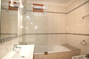 Duschwanne, Haartrockner, Bidet, Handtücher
