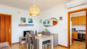 Un appartement moderne comprenant un coin repas, une cuisine et un espace de vie.